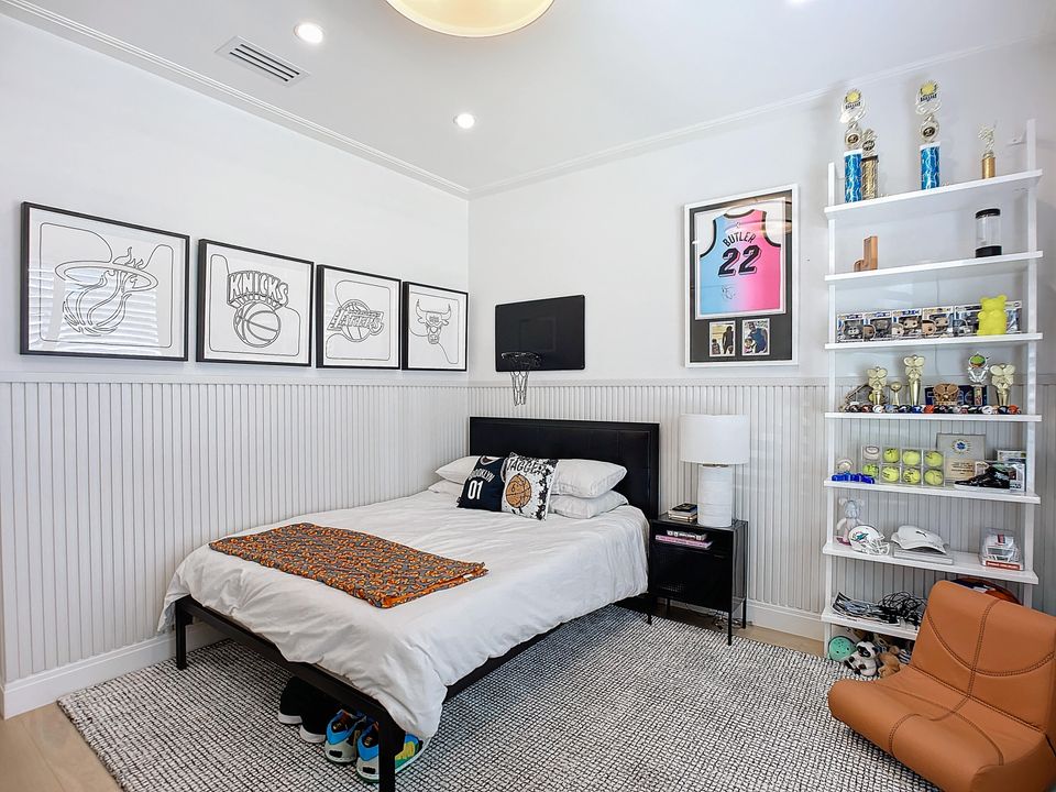 Active With Contract: $2,200,000 (3 beds, 3 baths, 2585 Square Feet)