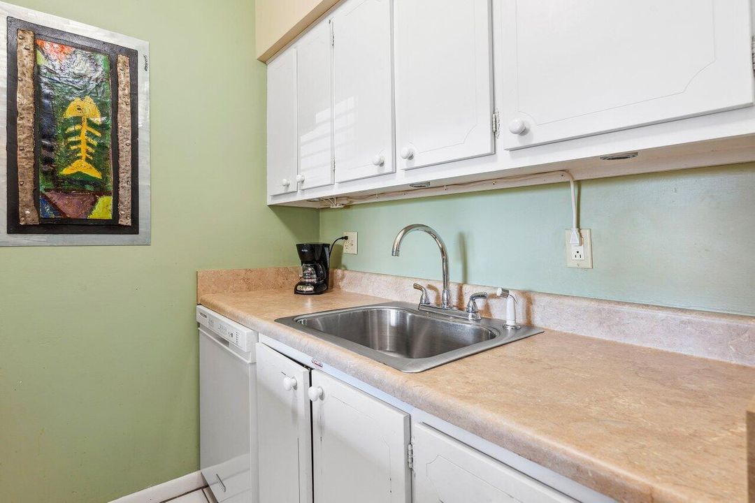 For Sale: $115,000 (1 beds, 1 baths, 570 Square Feet)