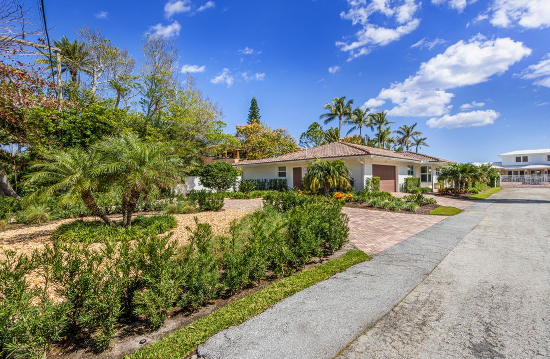 Active With Contract: $1,795,000 (3 beds, 2 baths, 1875 Square Feet)