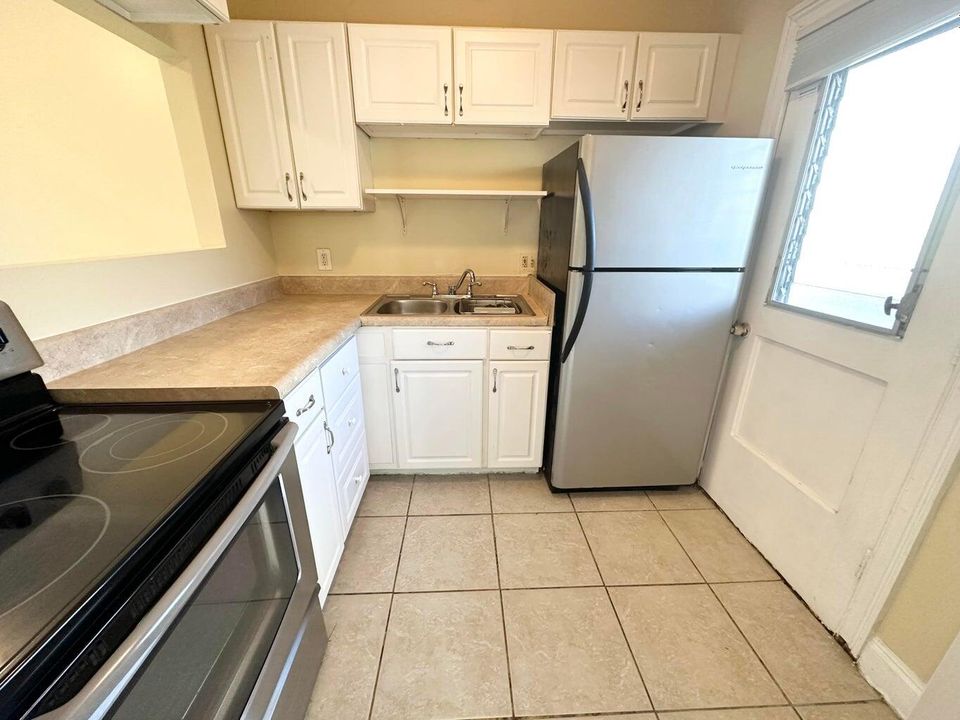 Active With Contract: $169,900 (1 beds, 1 baths, 850 Square Feet)
