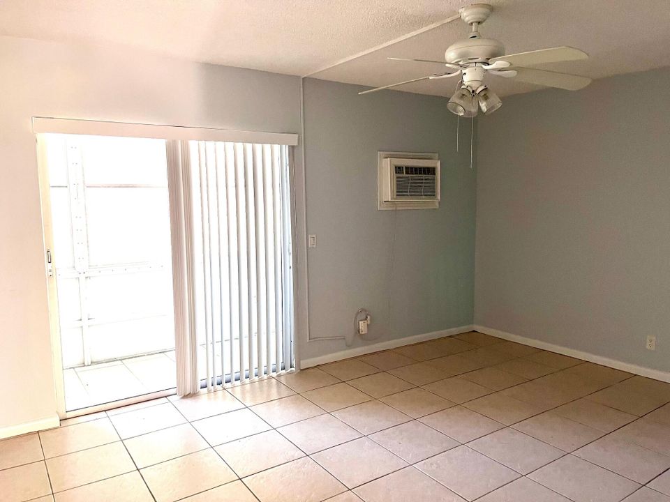 For Sale: $109,000 (1 beds, 1 baths, 738 Square Feet)