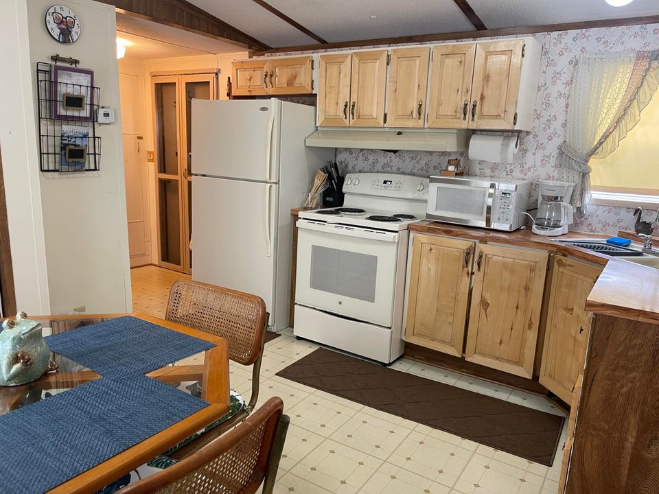 For Sale: $154,900 (2 beds, 1 baths, 784 Square Feet)