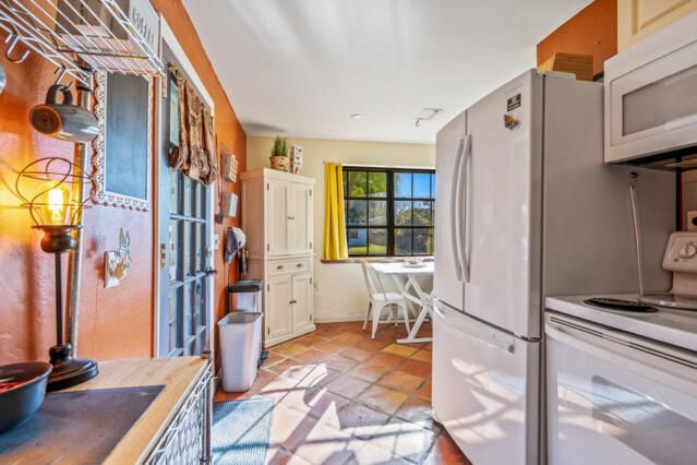 Active With Contract: $249,900 (2 beds, 1 baths, 960 Square Feet)