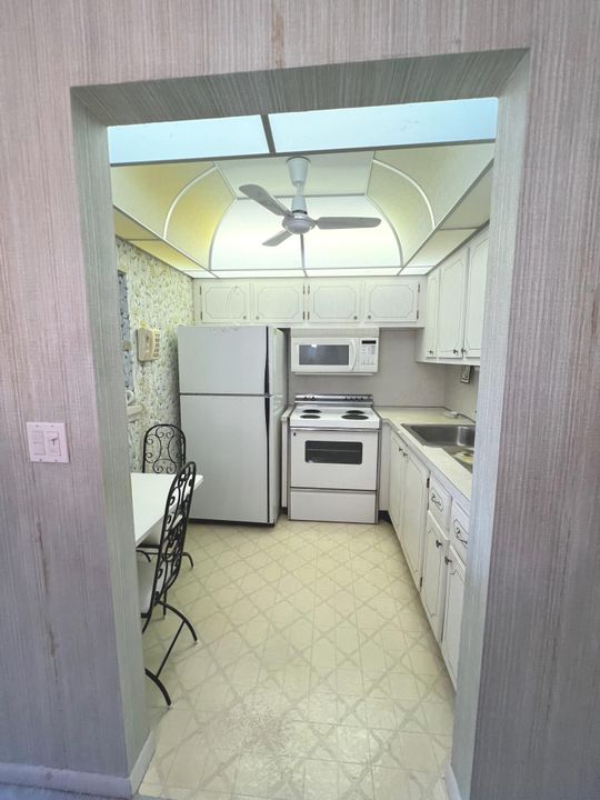 For Sale: $100,000 (1 beds, 1 baths, 570 Square Feet)
