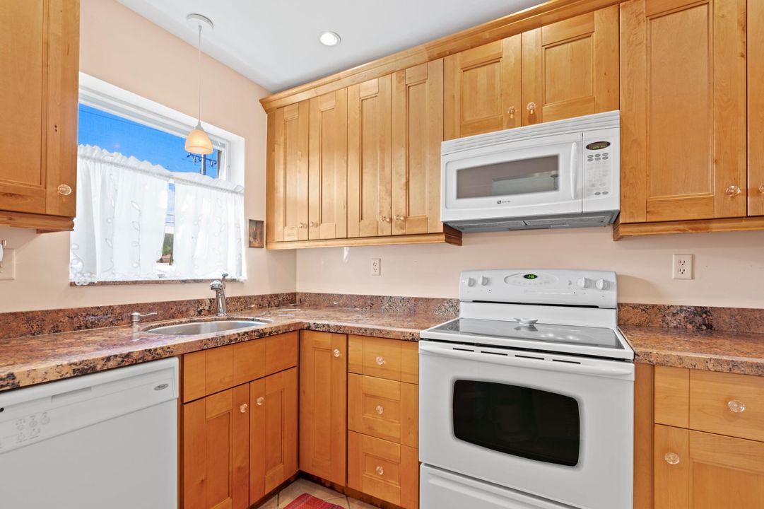 For Sale: $475,000 (2 beds, 2 baths, 1060 Square Feet)