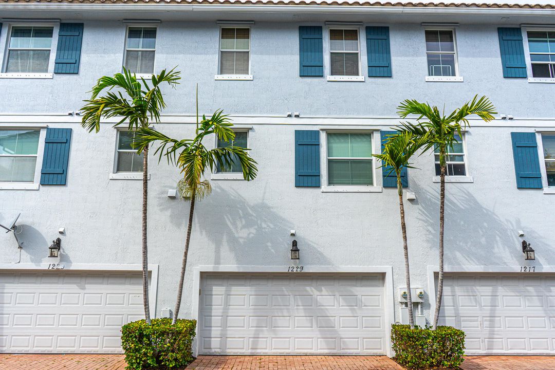 Active With Contract: $459,900 (3 beds, 3 baths, 1880 Square Feet)