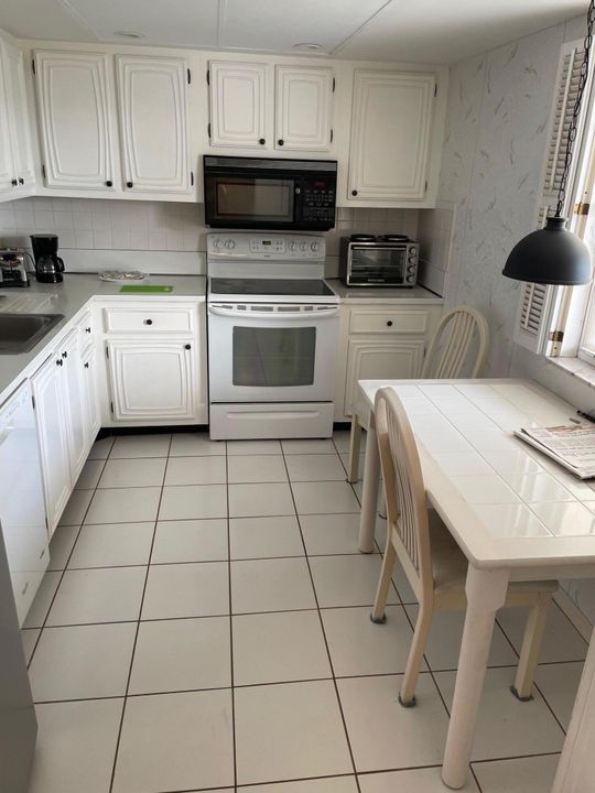 Active With Contract: $4,000 (2 beds, 2 baths, 1190 Square Feet)