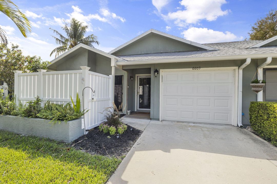 Recently Sold: $299,999 (2 beds, 2 baths, 1338 Square Feet)