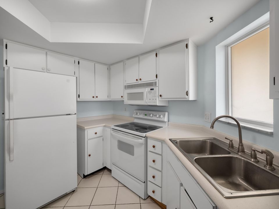 Active With Contract: $429,000 (2 beds, 2 baths, 1250 Square Feet)