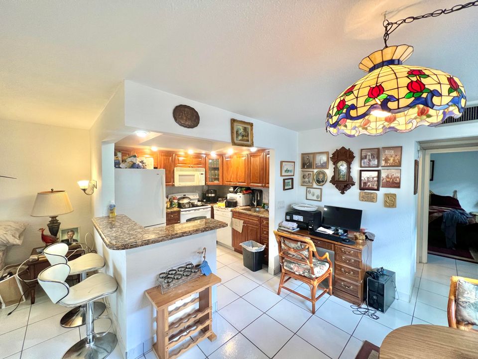 For Sale: $125,000 (1 beds, 1 baths, 726 Square Feet)