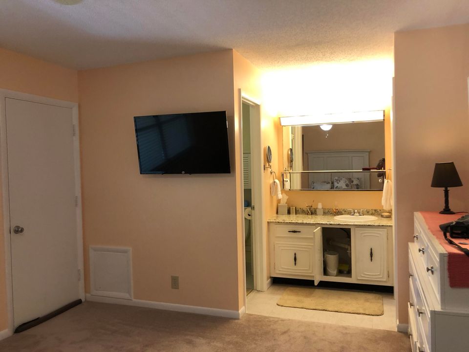 For Rent: $1,500 (1 beds, 1 baths, 912 Square Feet)