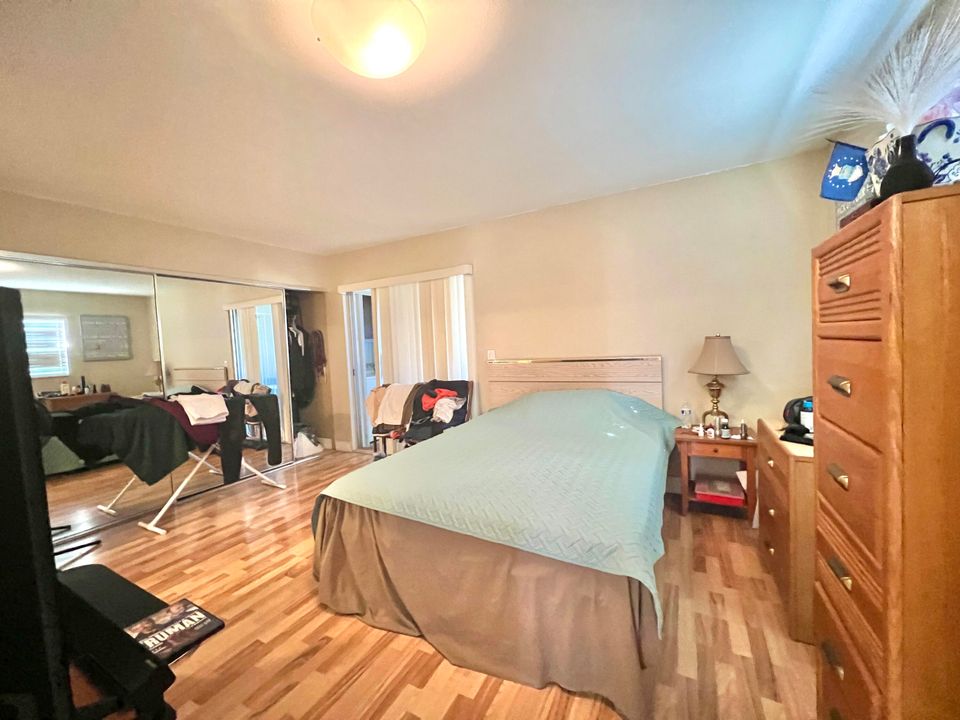 For Sale: $125,000 (1 beds, 1 baths, 726 Square Feet)