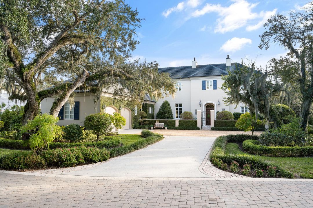 Recently Sold: $3,375,000 (5 beds, 5 baths, 4310 Square Feet)