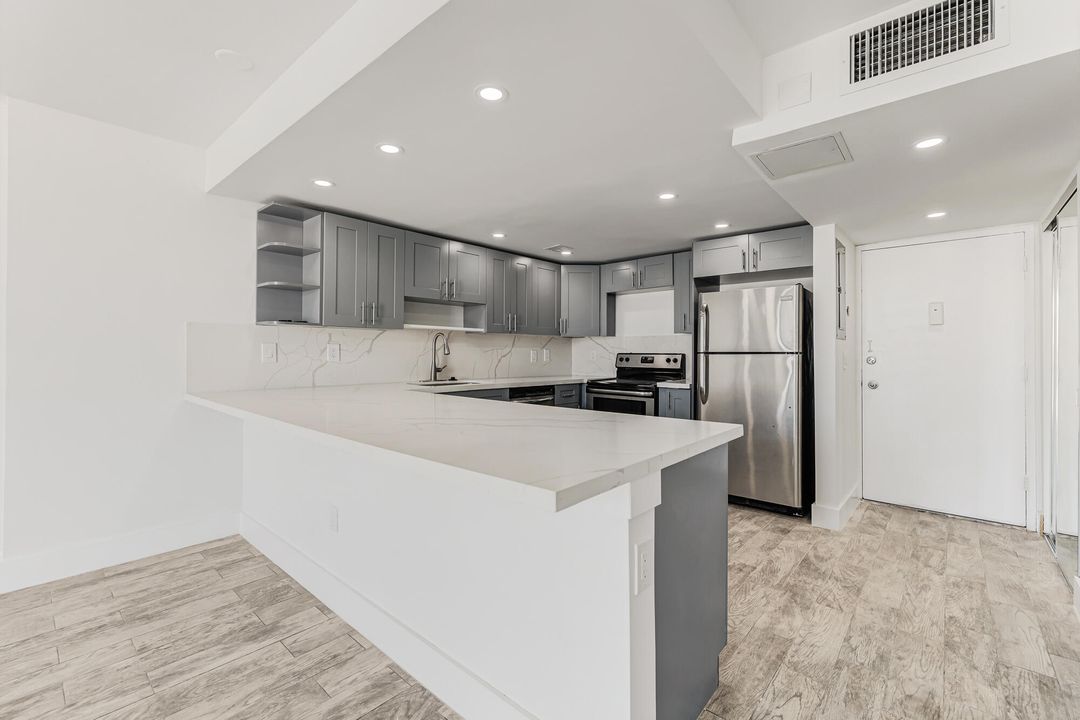 Active With Contract: $595,000 (1 beds, 1 baths, 655 Square Feet)