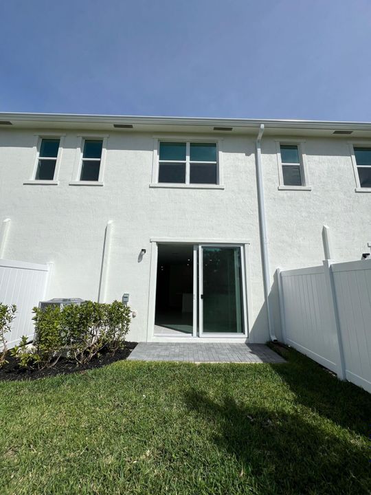 Active With Contract: $2,900 (3 beds, 2 baths, 1635 Square Feet)