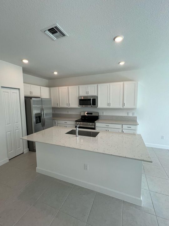 Active With Contract: $2,900 (3 beds, 2 baths, 1635 Square Feet)