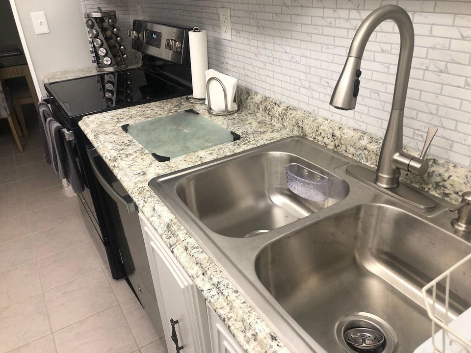 For Rent: $1,500 (1 beds, 1 baths, 912 Square Feet)