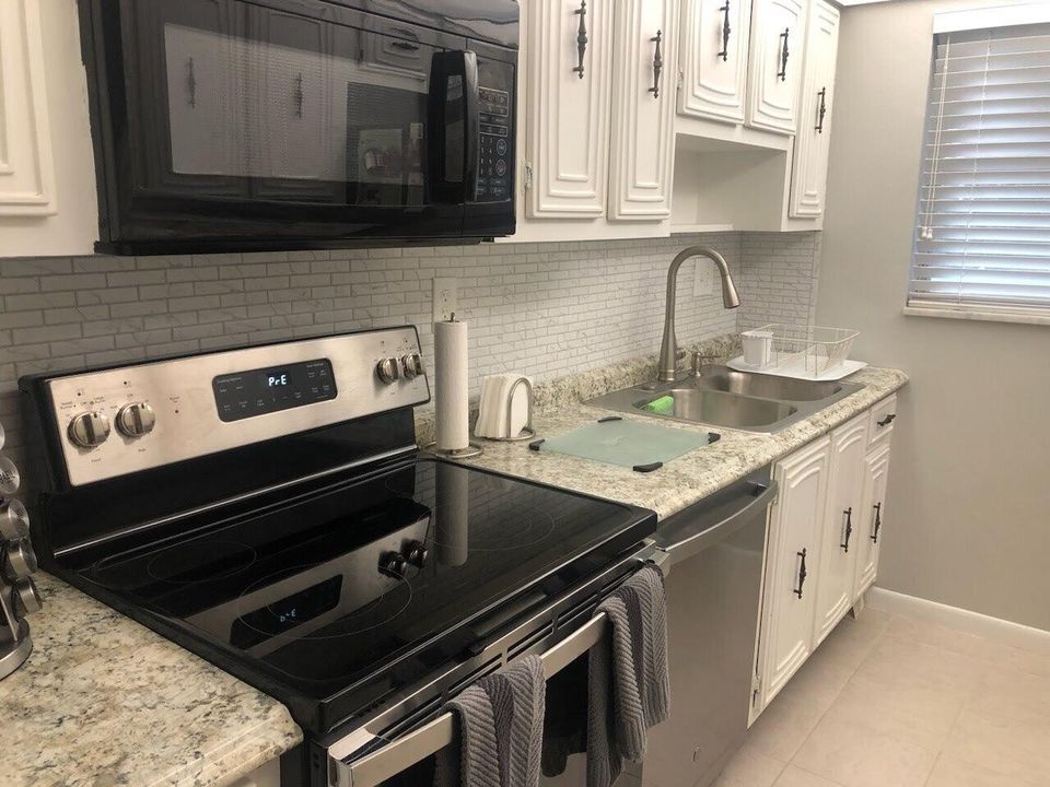 For Rent: $1,500 (1 beds, 1 baths, 912 Square Feet)