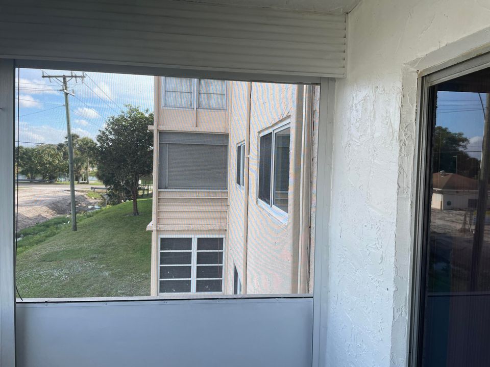 Active With Contract: $94,900 (1 beds, 1 baths, 901 Square Feet)