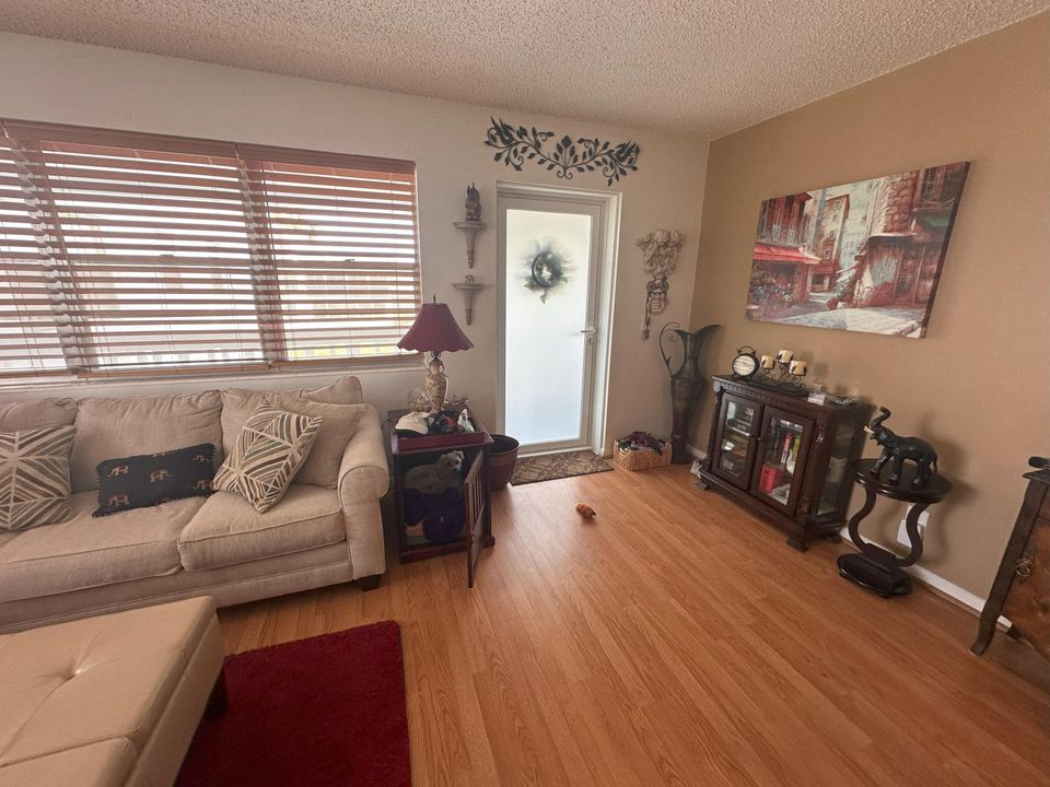 For Sale: $124,500 (1 beds, 1 baths, 700 Square Feet)