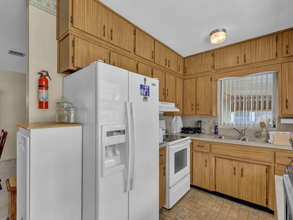 Active With Contract: $240,000 (2 beds, 1 baths, 1144 Square Feet)