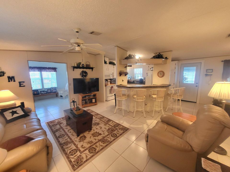 For Sale: $205,000 (2 beds, 2 baths, 1038 Square Feet)