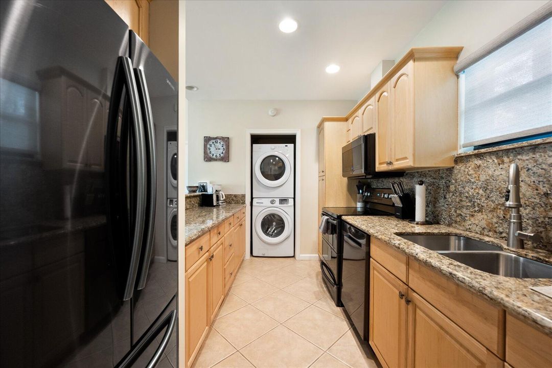 Active With Contract: $5,750 (1 beds, 1 baths, 900 Square Feet)