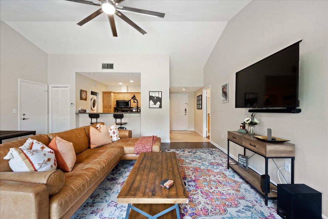 Active With Contract: $5,750 (1 beds, 1 baths, 900 Square Feet)