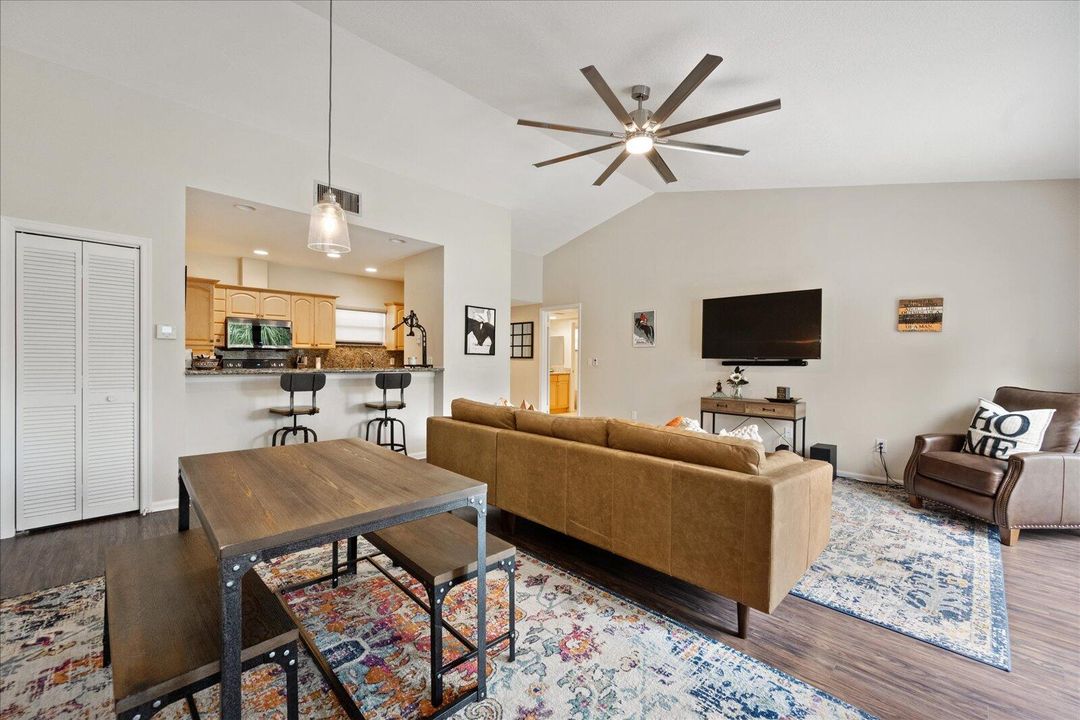 Active With Contract: $5,750 (1 beds, 1 baths, 900 Square Feet)