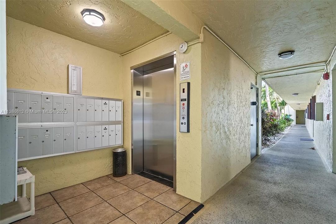 For Sale: $230,000 (2 beds, 2 baths, 954 Square Feet)