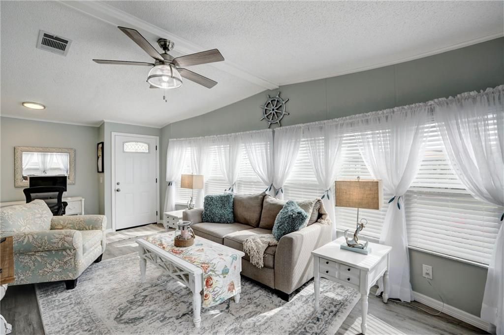 Active With Contract: $239,000 (2 beds, 2 baths, 1395 Square Feet)