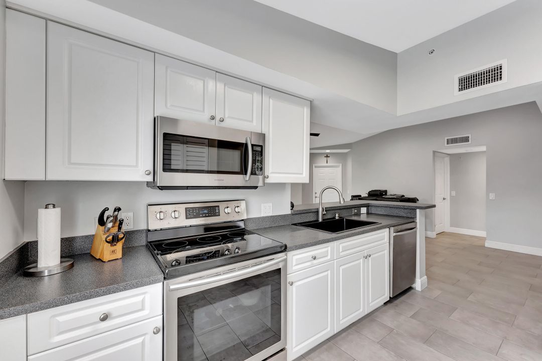 Active With Contract: $334,900 (2 beds, 2 baths, 1091 Square Feet)