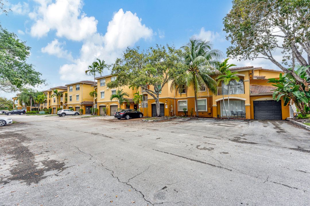 Active With Contract: $334,900 (2 beds, 2 baths, 1091 Square Feet)