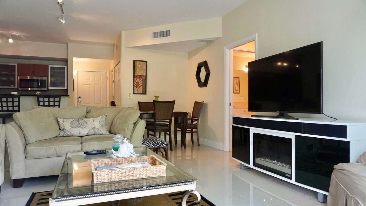 Active With Contract: $3,700 (2 beds, 2 baths, 1000 Square Feet)