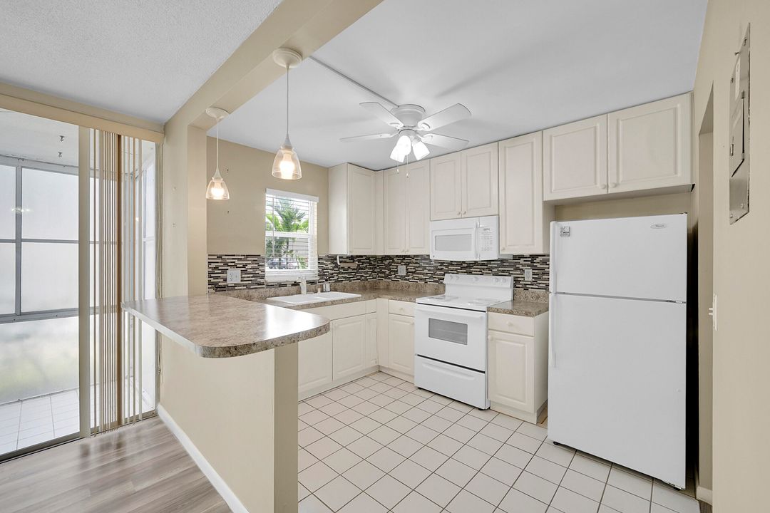 Active With Contract: $104,900 (1 beds, 1 baths, 682 Square Feet)