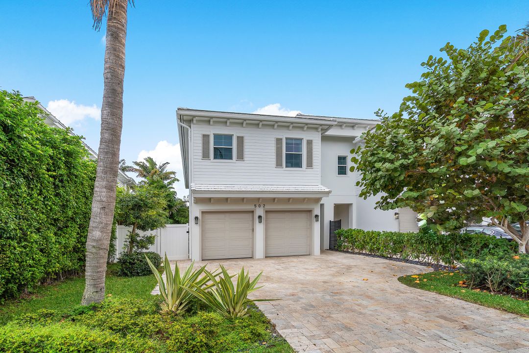 Recently Sold: $2,499,000 (3 beds, 3 baths, 2592 Square Feet)