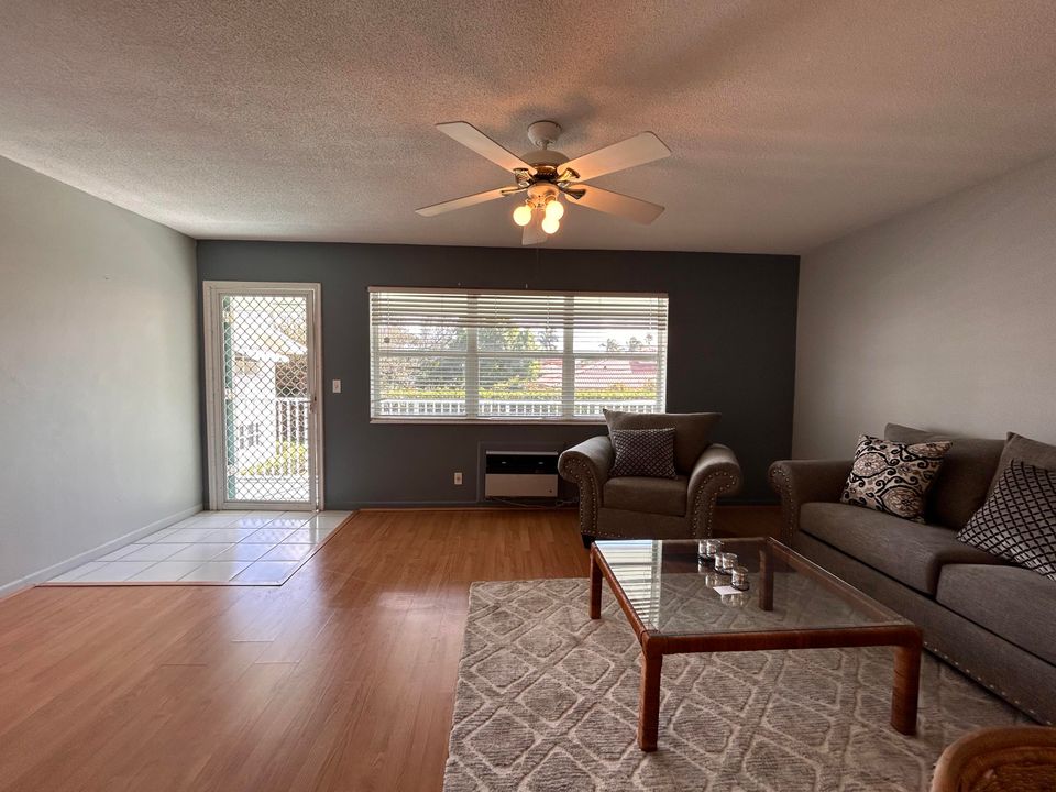 Active With Contract: $1,300 (1 beds, 1 baths, 705 Square Feet)