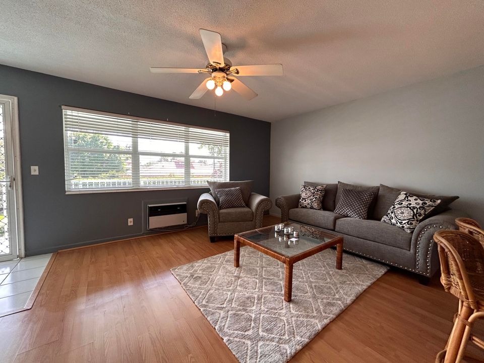 Active With Contract: $1,300 (1 beds, 1 baths, 705 Square Feet)