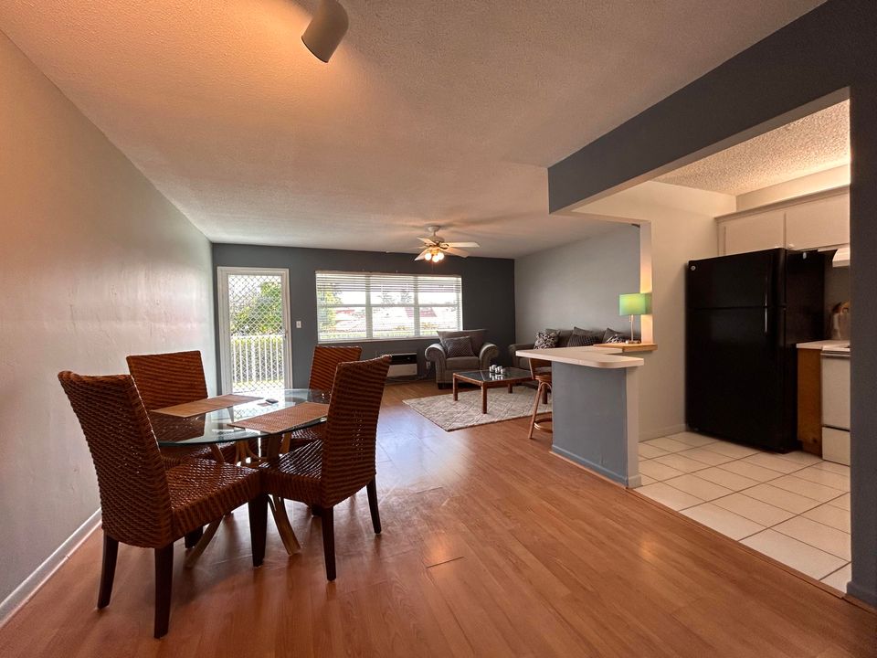 Active With Contract: $1,300 (1 beds, 1 baths, 705 Square Feet)