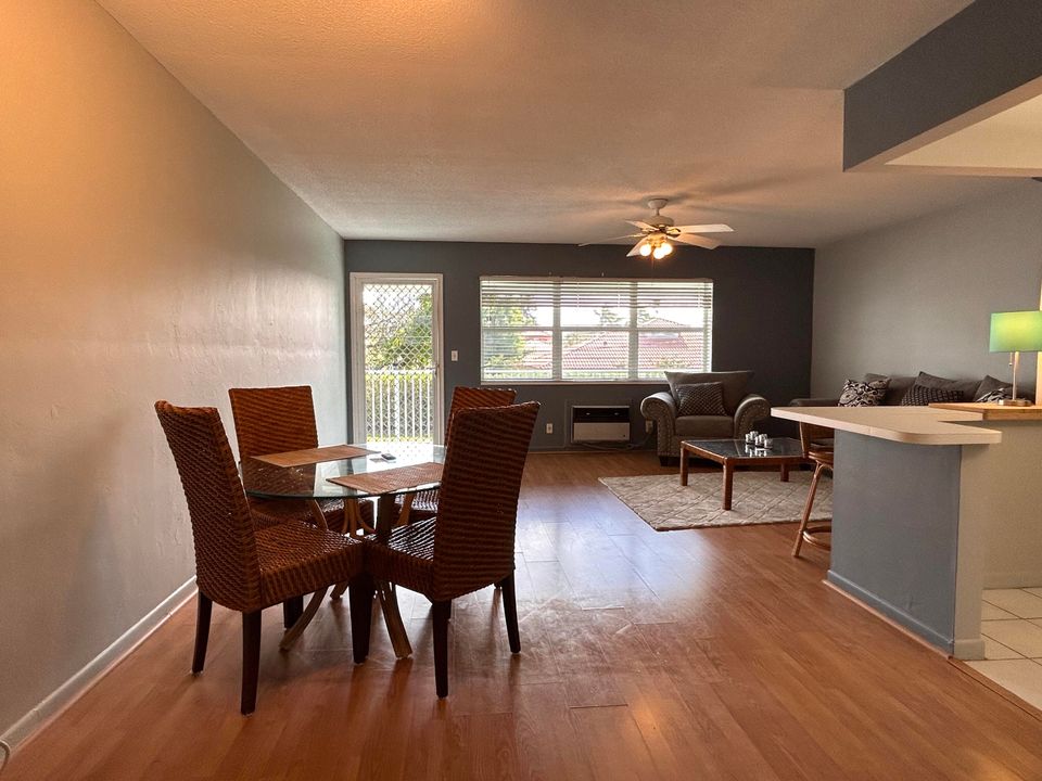 Active With Contract: $1,300 (1 beds, 1 baths, 705 Square Feet)