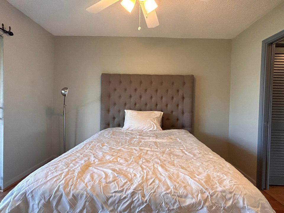 Active With Contract: $1,300 (1 beds, 1 baths, 705 Square Feet)