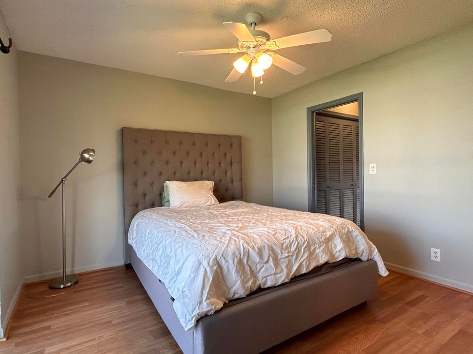 Active With Contract: $1,300 (1 beds, 1 baths, 705 Square Feet)