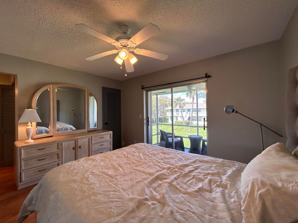 Active With Contract: $1,300 (1 beds, 1 baths, 705 Square Feet)