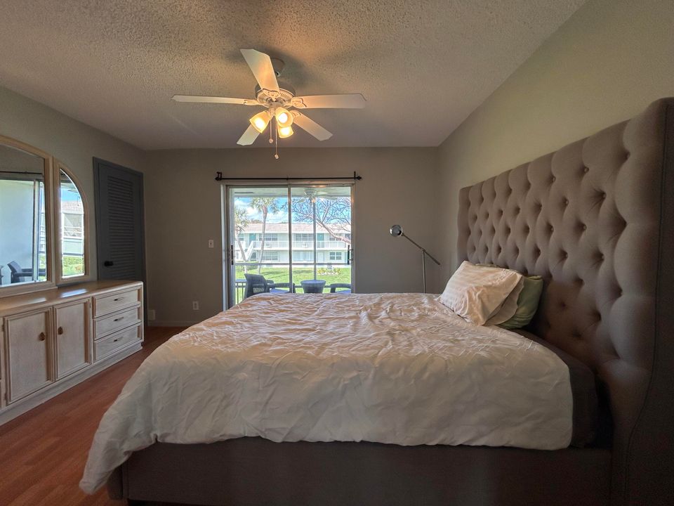 Active With Contract: $1,300 (1 beds, 1 baths, 705 Square Feet)