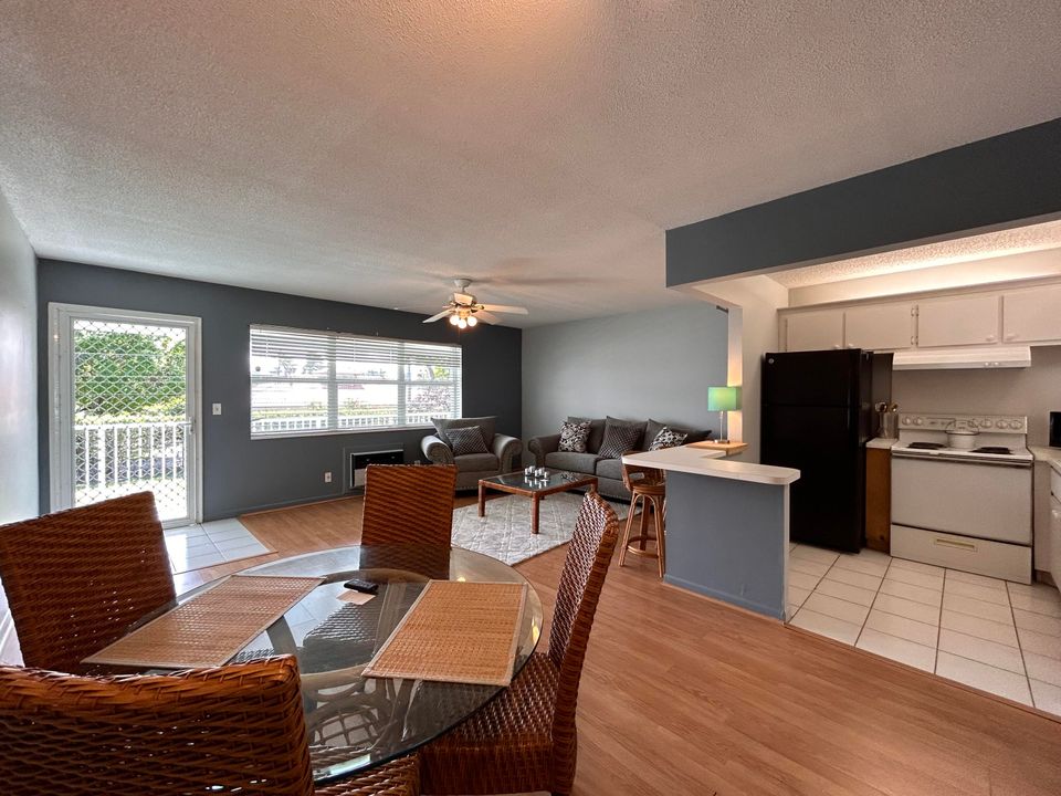 Active With Contract: $1,300 (1 beds, 1 baths, 705 Square Feet)