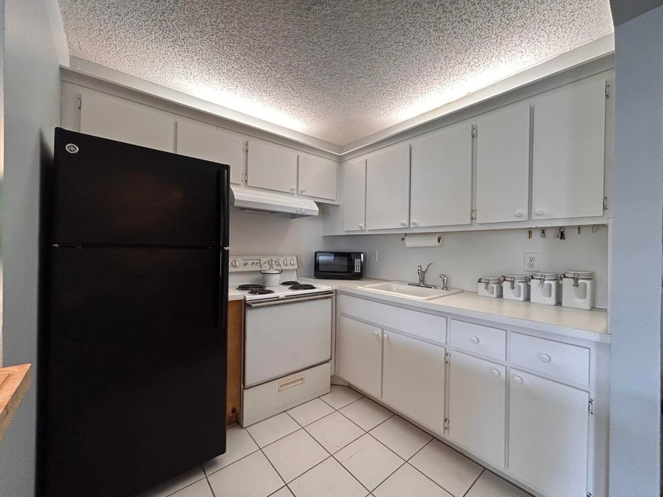 Active With Contract: $1,300 (1 beds, 1 baths, 705 Square Feet)