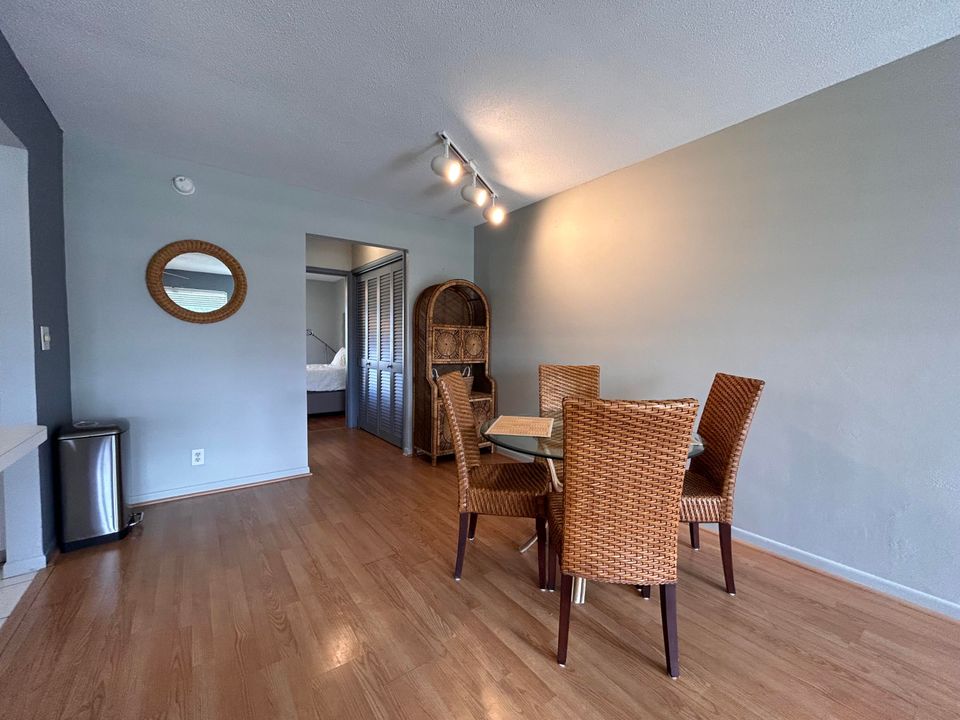 Active With Contract: $1,300 (1 beds, 1 baths, 705 Square Feet)