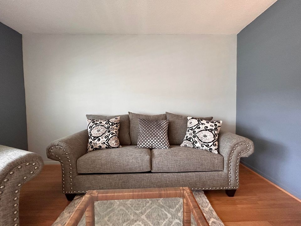 Active With Contract: $1,300 (1 beds, 1 baths, 705 Square Feet)