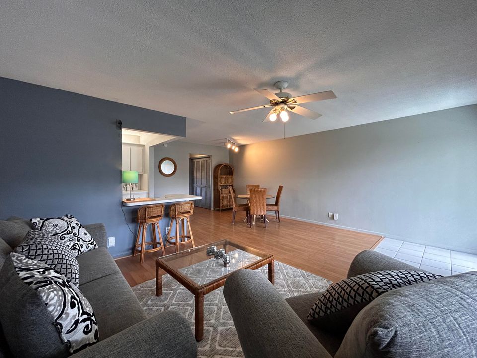 Active With Contract: $1,300 (1 beds, 1 baths, 705 Square Feet)