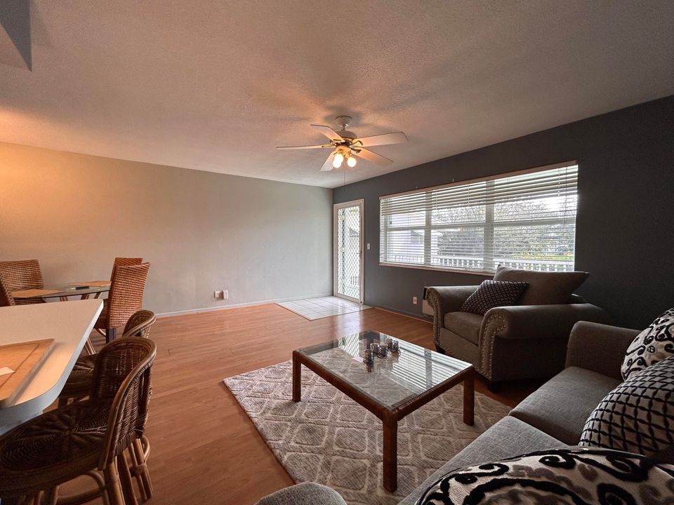 Active With Contract: $1,300 (1 beds, 1 baths, 705 Square Feet)